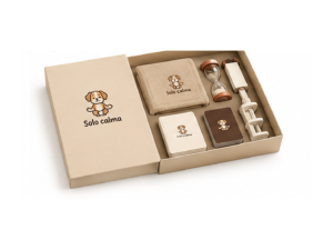 Caja del Kit Practicar abierta, con la manta, el reloj de arena y las barajas